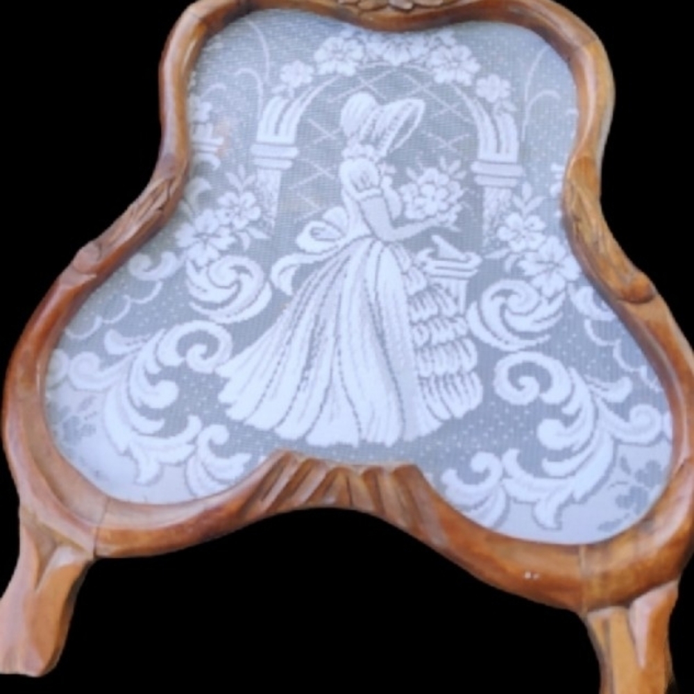 Elegant Wooden Lace Decor with White Design